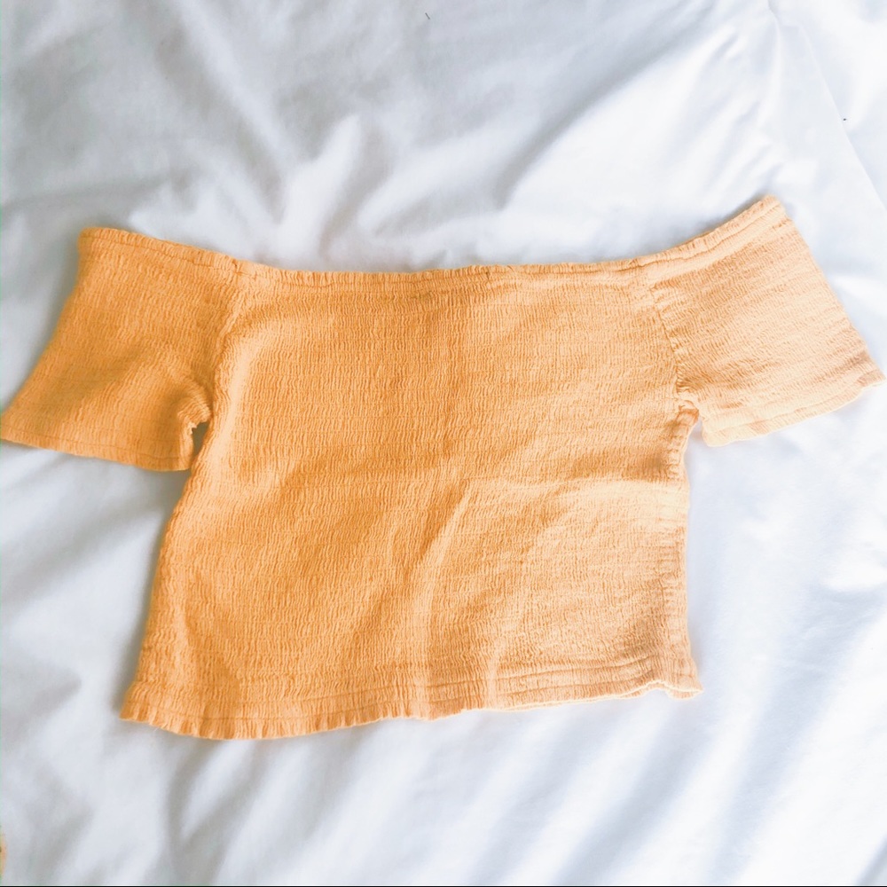 Yellow Off-the-Shoulder Crop Stop